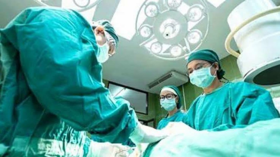 সার্জারির সময় কেন কেবল সবুজ রঙের পোশাকই পরেন ডাক্তাররা?