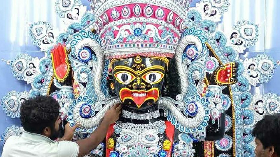 বিশ্বাসে মিলায় চাকরি? মন্দার বাজারেও নাকি ষোলো আনা মানতেই চাকরি দেয় এই ‘সার্ভিস কালী’!