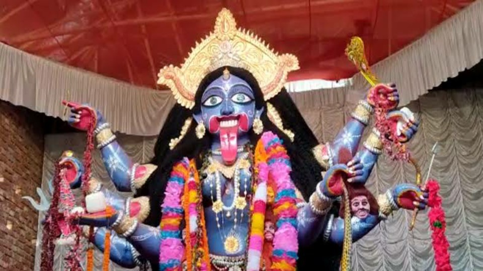 শিব নয়, পায়ের নীচে থাকে অসুর, সিংহ! চমকে দেবে ৩০০ বছরের পুরনো বাংলার এই কালীর রহস্য
