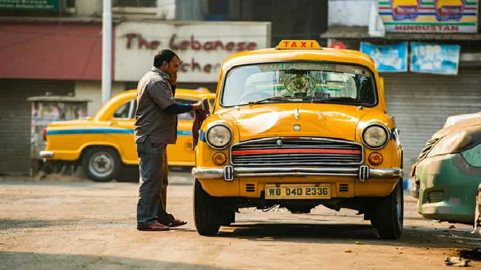 ইংরেজিতে বলে Taxi, তাহলে বাংলায় কী এই পরিচিত গাড়িটিকে?