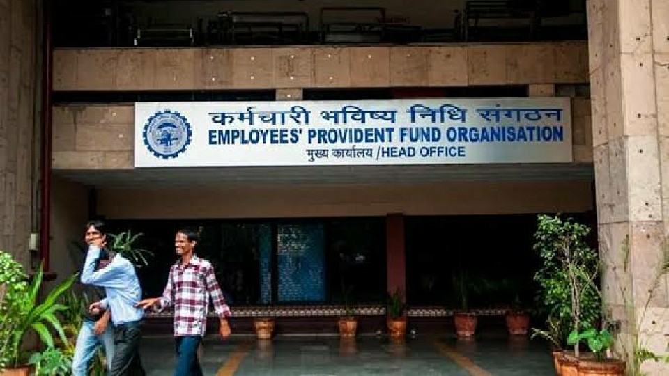 বড় সিদ্ধান্ত EPFO-র, শেষমেশ বাড়ল প্রভিডেন্ট ফান্ডের সুদের হার! কত লাভ হবে কর্মীদের?