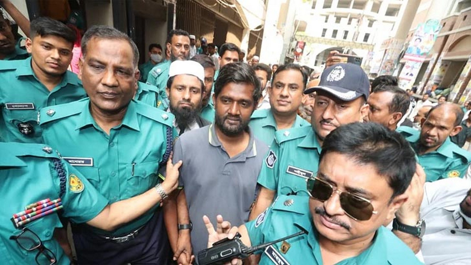 কোন 'ভুলের' শাস্তি? বাংলাদেশে মাঝরাতে কেন সাংবাদিককে তুলে নিয়ে গেল পুলিশ?