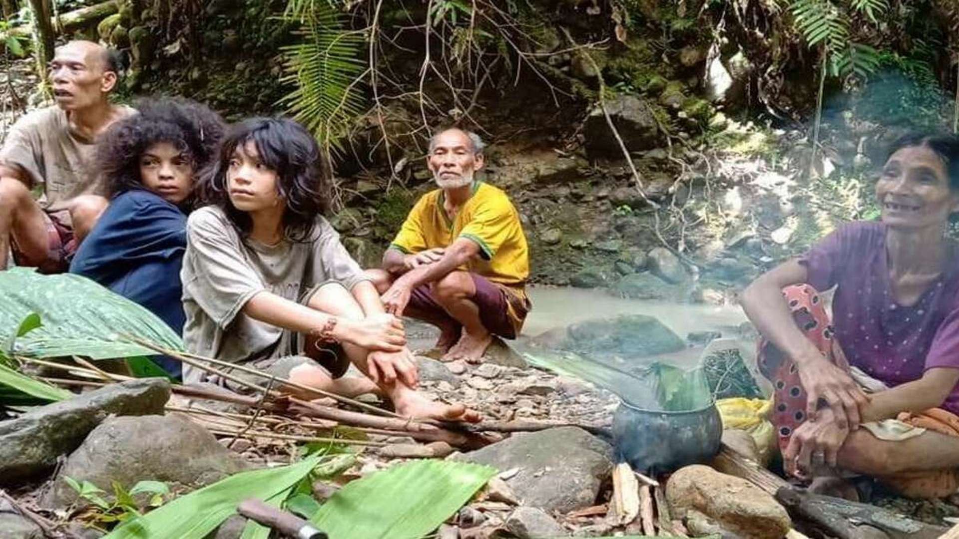বৈদ্যুতিক গাড়ি কিনে পৃথিবীকে বাঁচাবেন? জানেন, কীভাবে উপজাতি নিধন করে চলছে ব্যবসা?