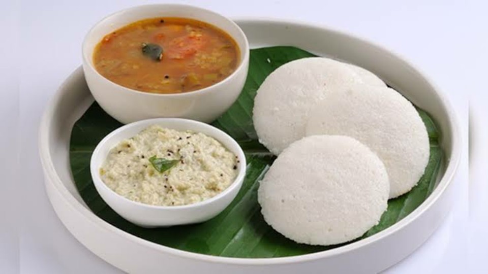 আদৌ ভারতে জন্ম নয় ইডলির! কীভাবে দক্ষিণ ভারতীয় খাবার হিসেবে জনপ্রিয় হয়ে উঠল এই পদ?