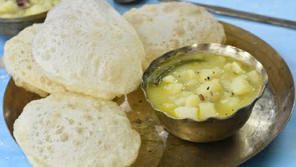 ‘লুচি’ নামের আসল রহস্য কী? জানেন কীভাবে জন্ম হল এই জনপ্রিয় খাবারের?
