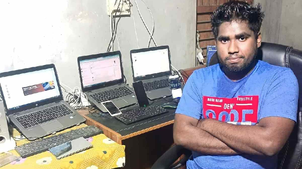 দিনমজুরি করেই স্বপ্ন পূরণ! কীভাবে ল্যাপটপ কিনে মাসে দুই লক্ষ টাকা আয় করছেন এই বাঙালি?