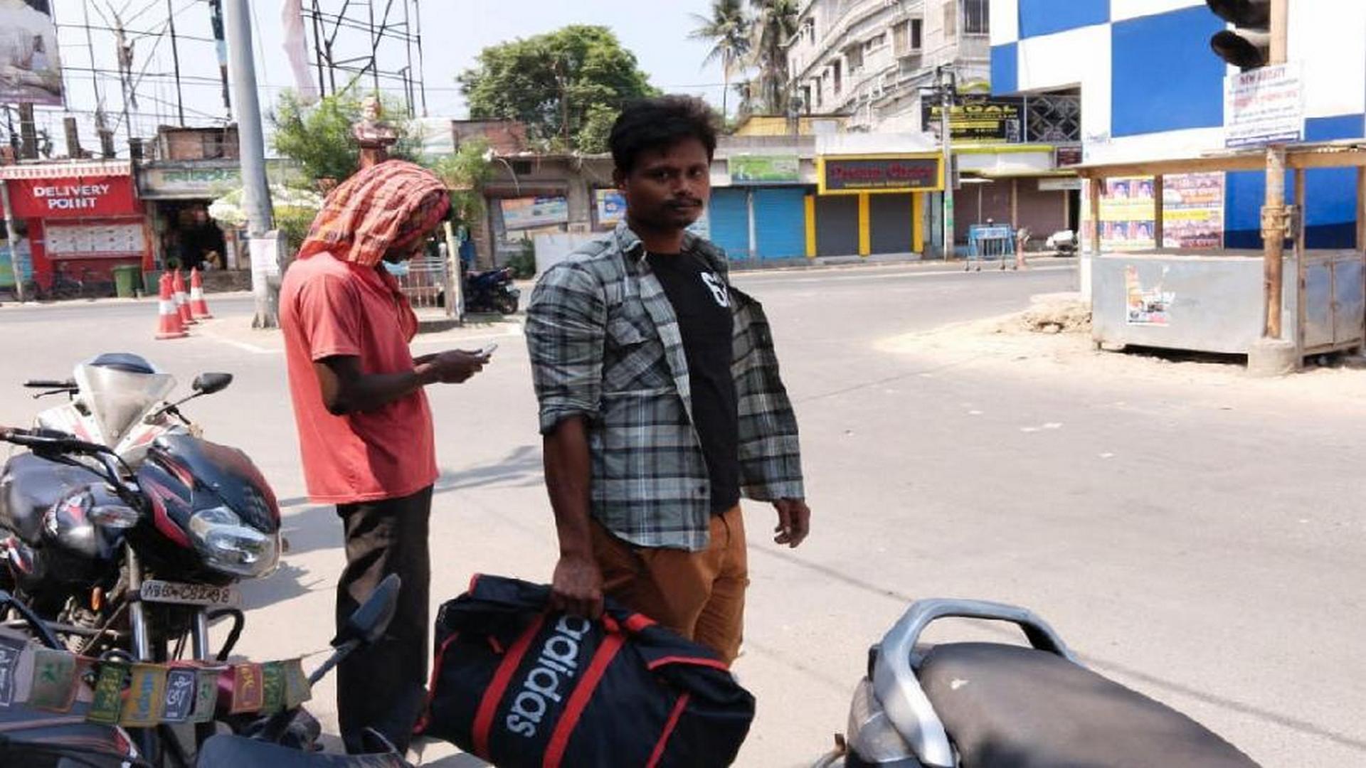 ৫ মাসের শিশুর লাশ ব্যাগে ঝুলিয়ে ফিরছে বাবা! বাংলায় পরিযায়ী শ্রমিকরা ঠিক কোথায় দাঁড়িয়ে