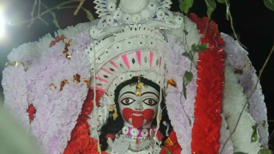 নামে কালী, অথচ গায়ের রং ধবধবে সাদা! জানেন বাংলার কোথায় রয়েছে বিখ্যাত শ্বেত কালী?