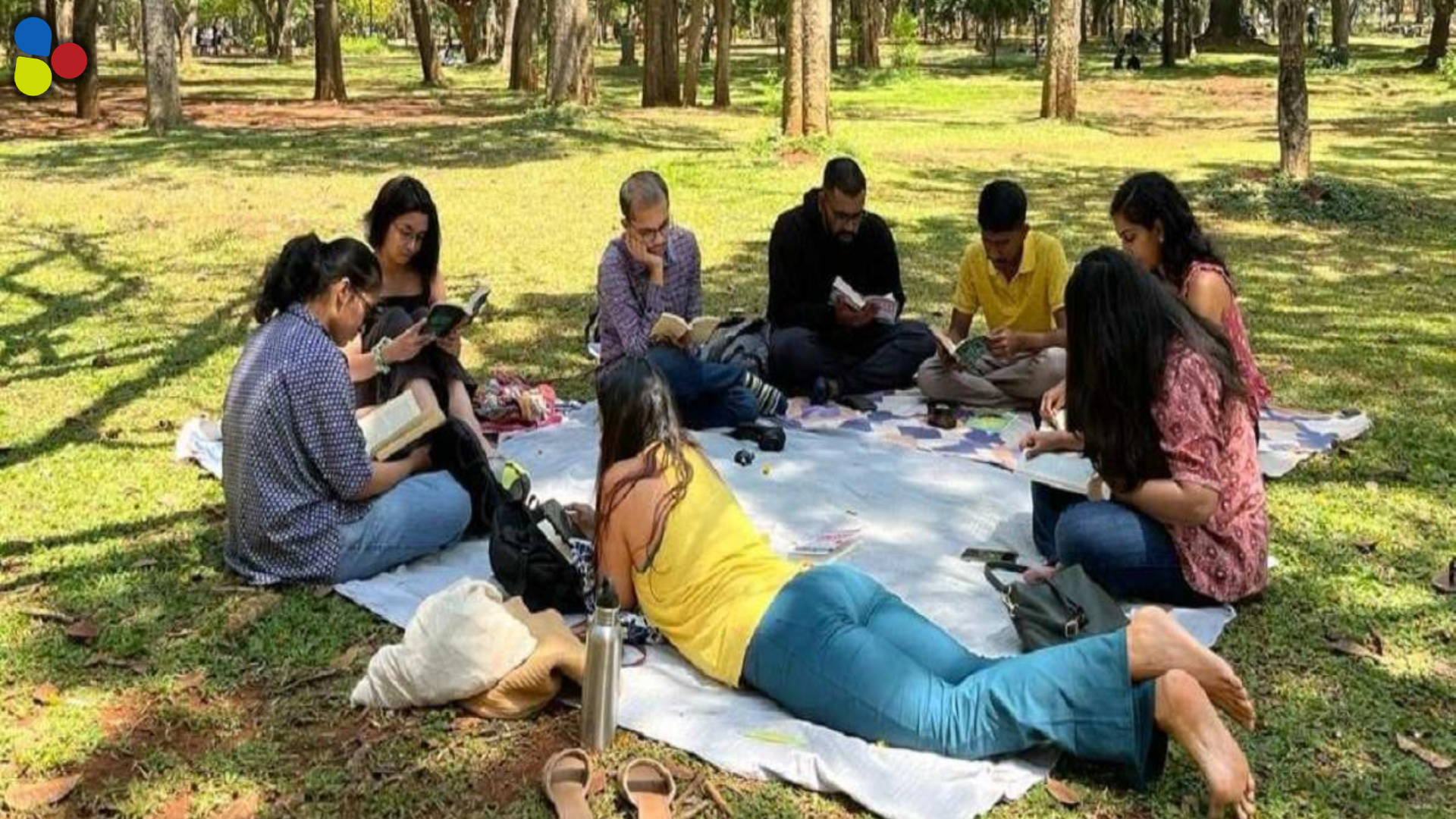 টানা ছ'ঘণ্টা বই পড়া, সুস্থ নেশা টানছে এই শহরের বাসিন্দাদের