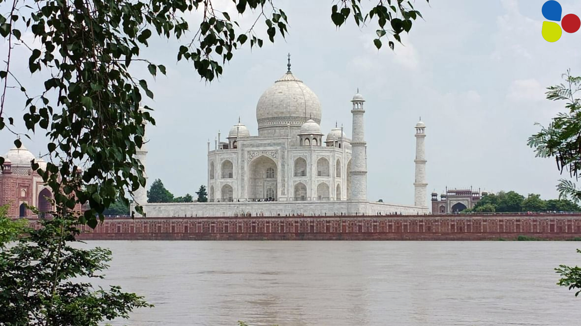 ভয়াবহ বন্যায় অস্তিত্বের সঙ্কটে তাজমহল, ৪৫ বছরে প্রথম সৌধ ছুঁল যমুনার জল