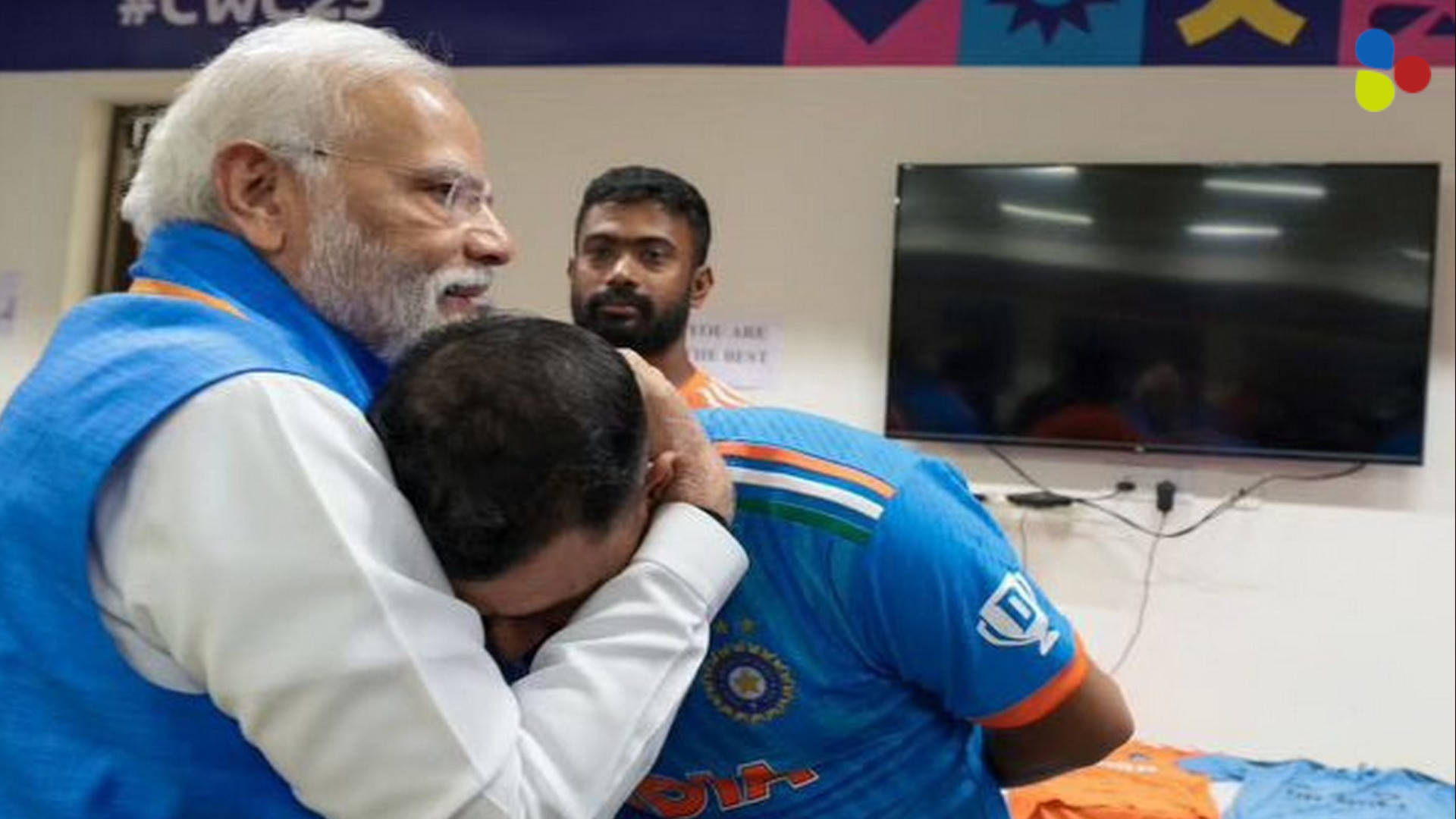 'পাশে আছি'! ড্রেসিংরুমে ঢুকে মহম্মদ শামিকে জড়িয়ে ধরলেন মোদি