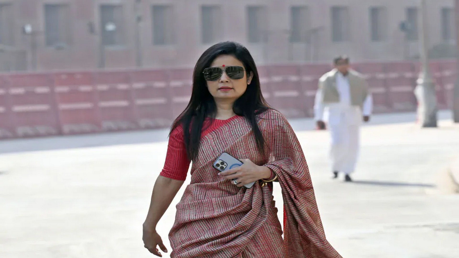 লোকসভা থেকে বহিষ্কৃত মহুয়া মৈত্র! কেন একটি কথাও বলতে দেওয়া হলো না সাংসদকে?