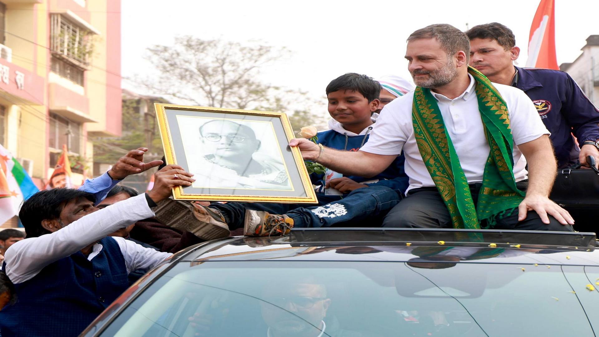 কাঁচ ভাঙল রাহুলের গাড়ির! ন্যায় যাত্রায় নিরাপত্তার ব্যবস্থাই করেনি তৃণমূল প্রশাসন?