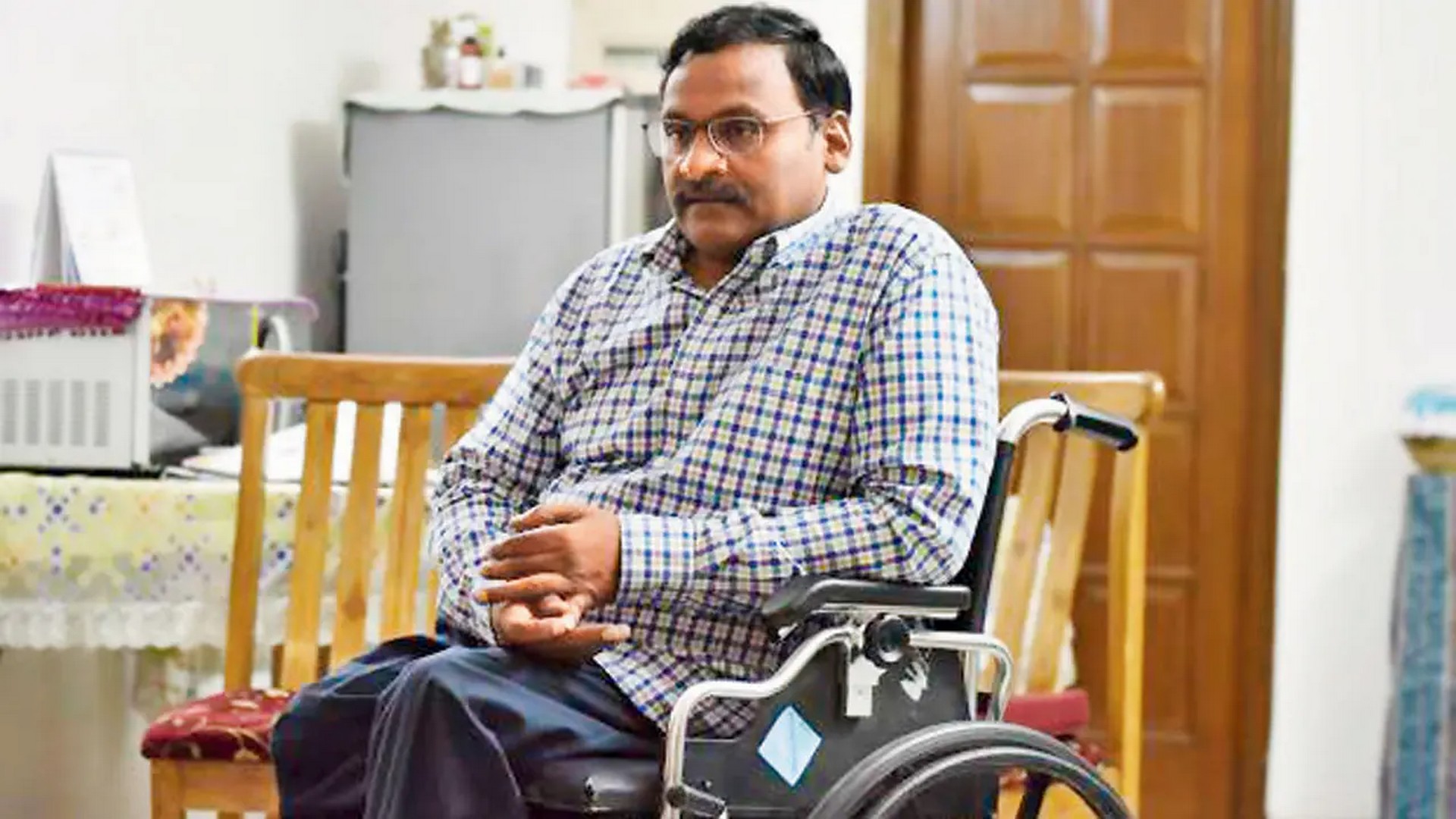 ৯০% অক্ষম, হুইলচেয়ার ছাড়া নড়তে পারেন না! ১০ বছর জেলে কেন কাটাতে হলো শিক্ষক সাইবাবাকে?
