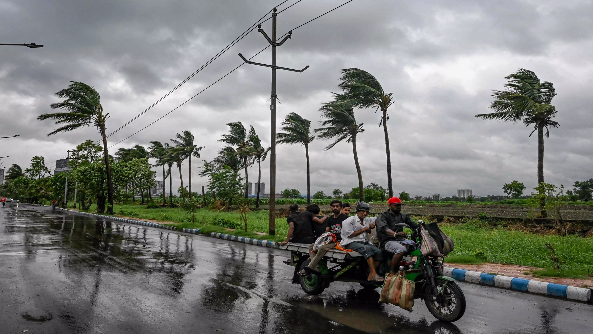 শক্তি কমলেও আজও তাণ্ডব রেমালের! কোথায় কোথায় তুমুল ঝড়-বৃষ্টি?