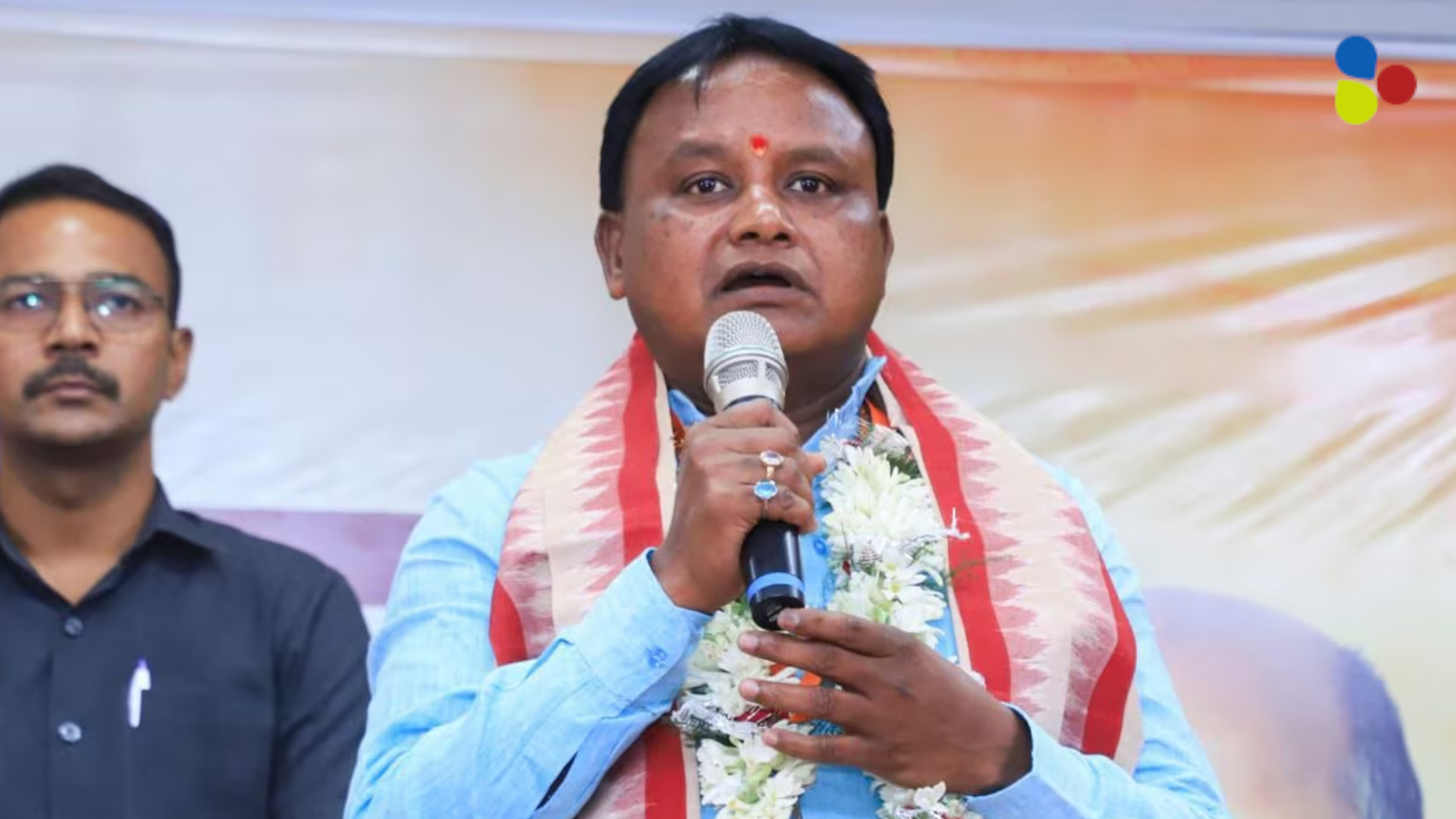 স্পিকারকে ডাল ছুঁড়েছিলেন! ওড়িশার নতুন মুখ্যমন্ত্রী মোহন মাঝি আসলে কে?