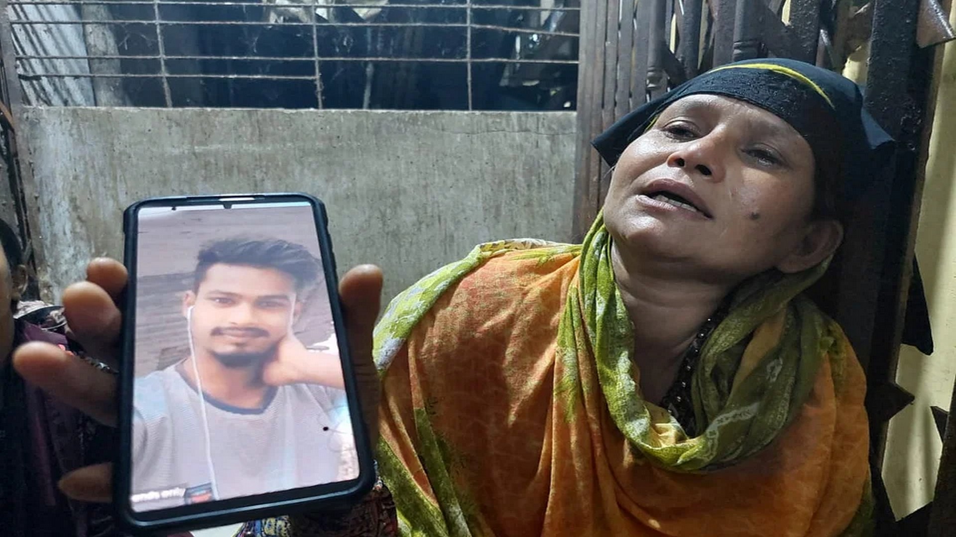 বিনা দোষে গেছে প্রাণ! বাংলাদেশে 'চাকরি চাওয়া কি অপরাধ', ছেলেহারা মা-কে উত্তর দেবে কে?