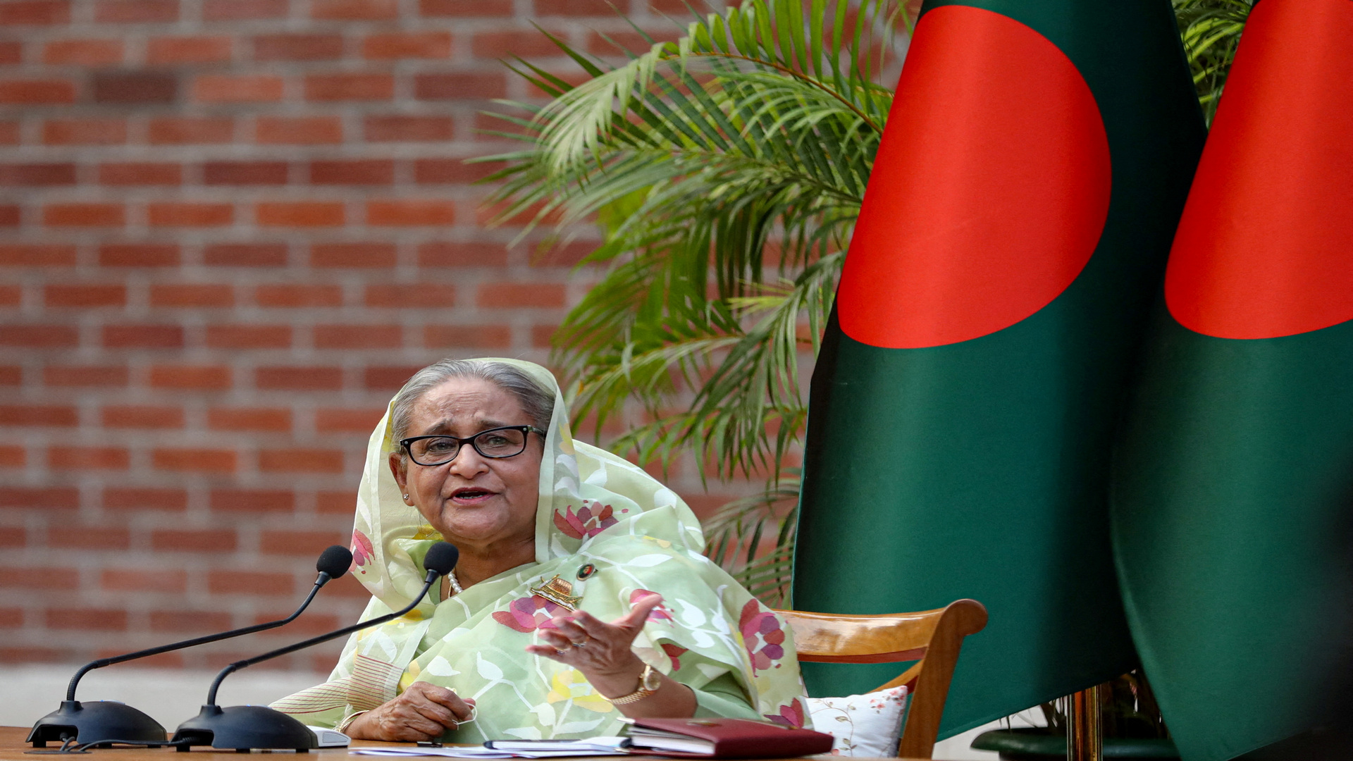 অবশেষে ইস্তফা হাসিনার! বাংলাদেশ ছেড়ে বোনের সঙ্গে কোন দেশে আশ্রয়?
