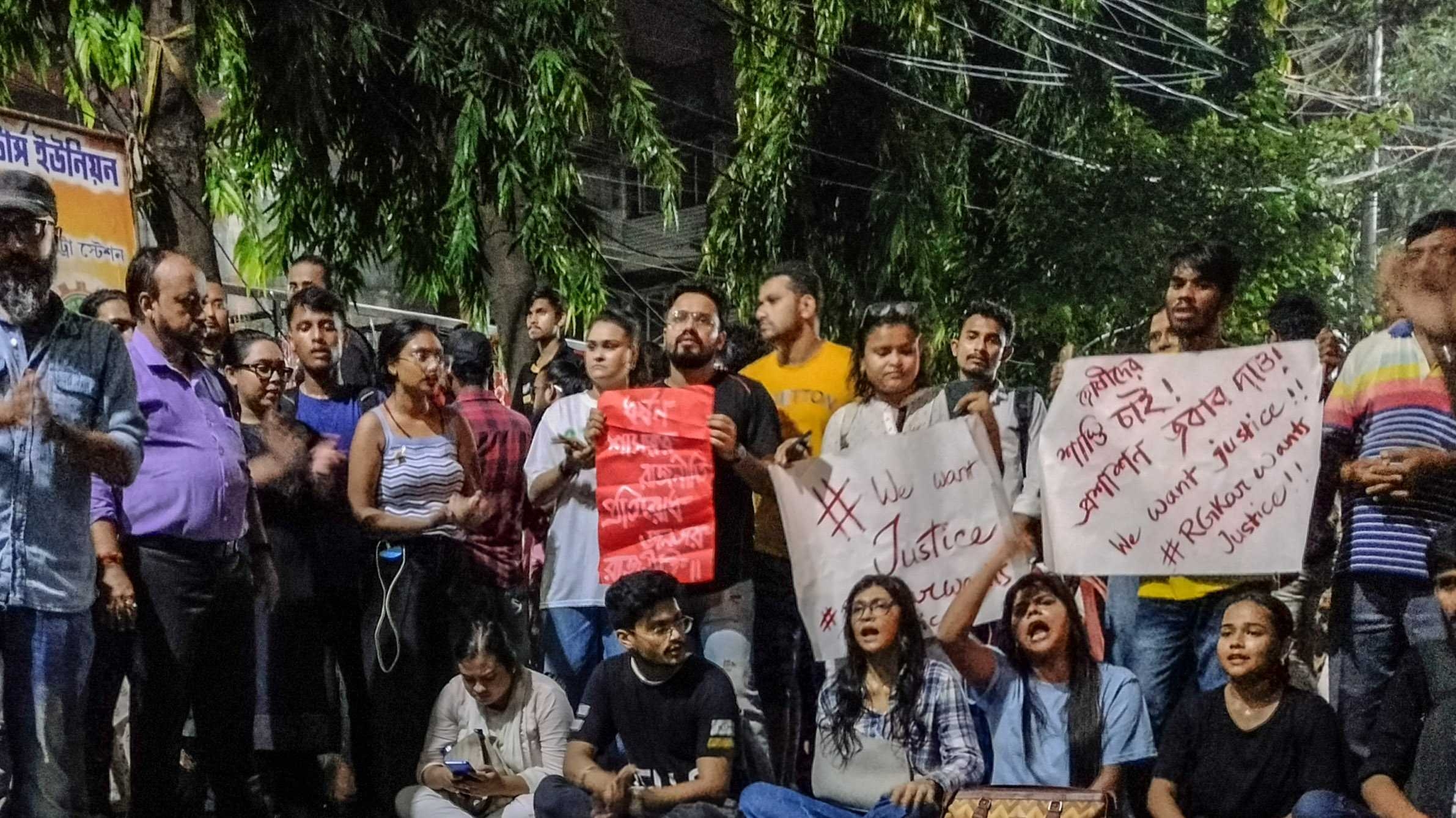 ১০ দফা দাবিতে অনড় আরজি করের জুনিয়র চিকিৎসকরা