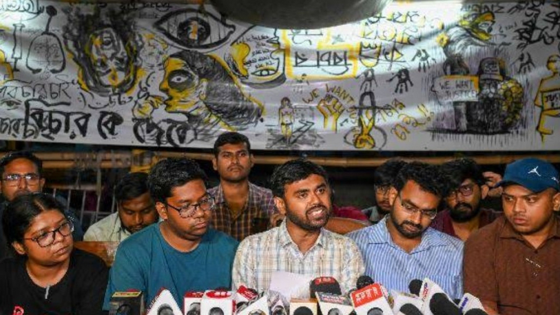 পুজোর মুখে ফের কর্মবিরতি! এবার কোন ১০ দফা দাবি নিয়ে এলেন জুনিয়র ডাক্তাররা?
