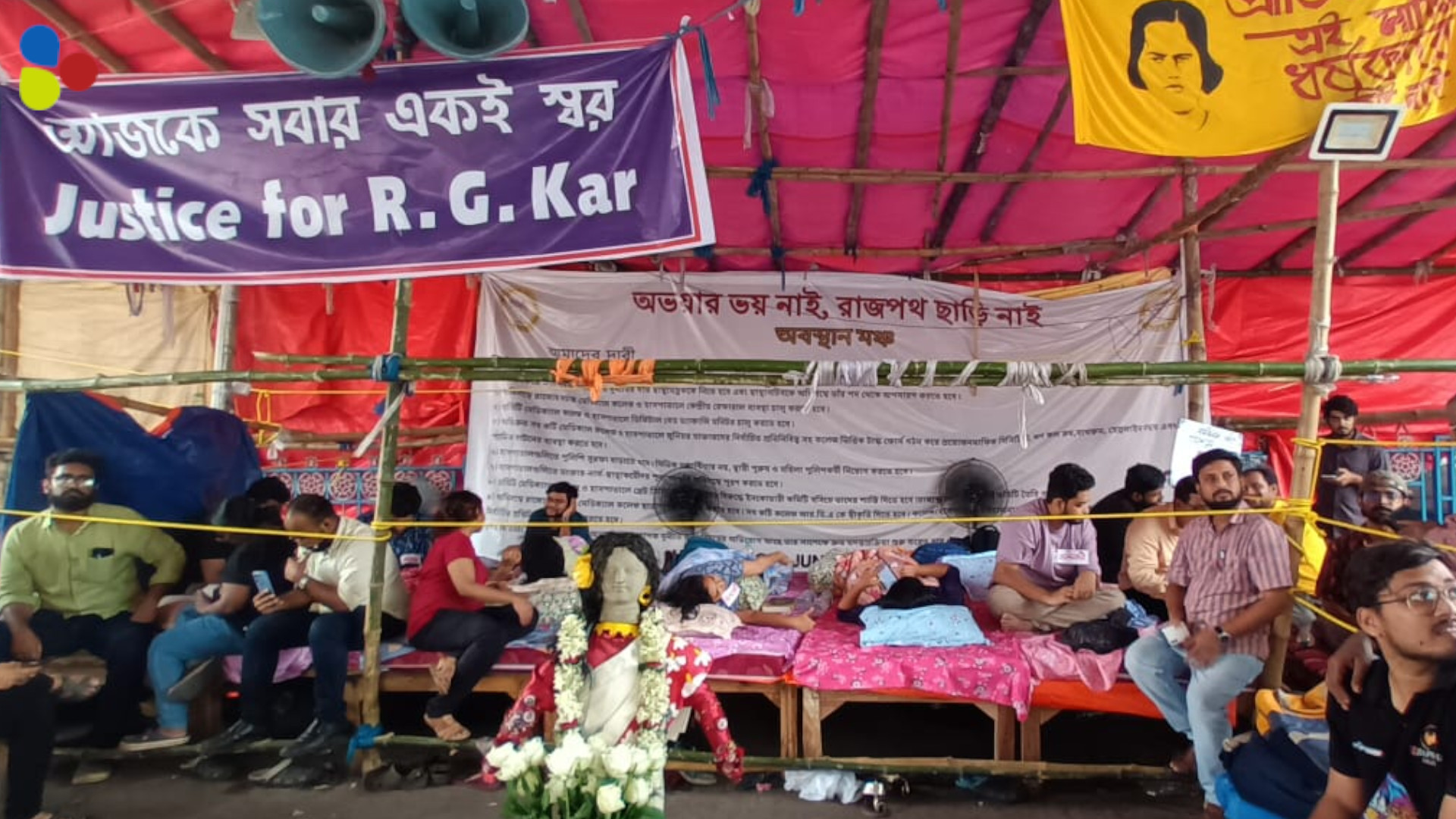 জুনিয়র ডাক্তারদের অনশনের ৩৬ ঘণ্টা পার! উৎসবমুখী মানুষের কিছু আসে-যায়?