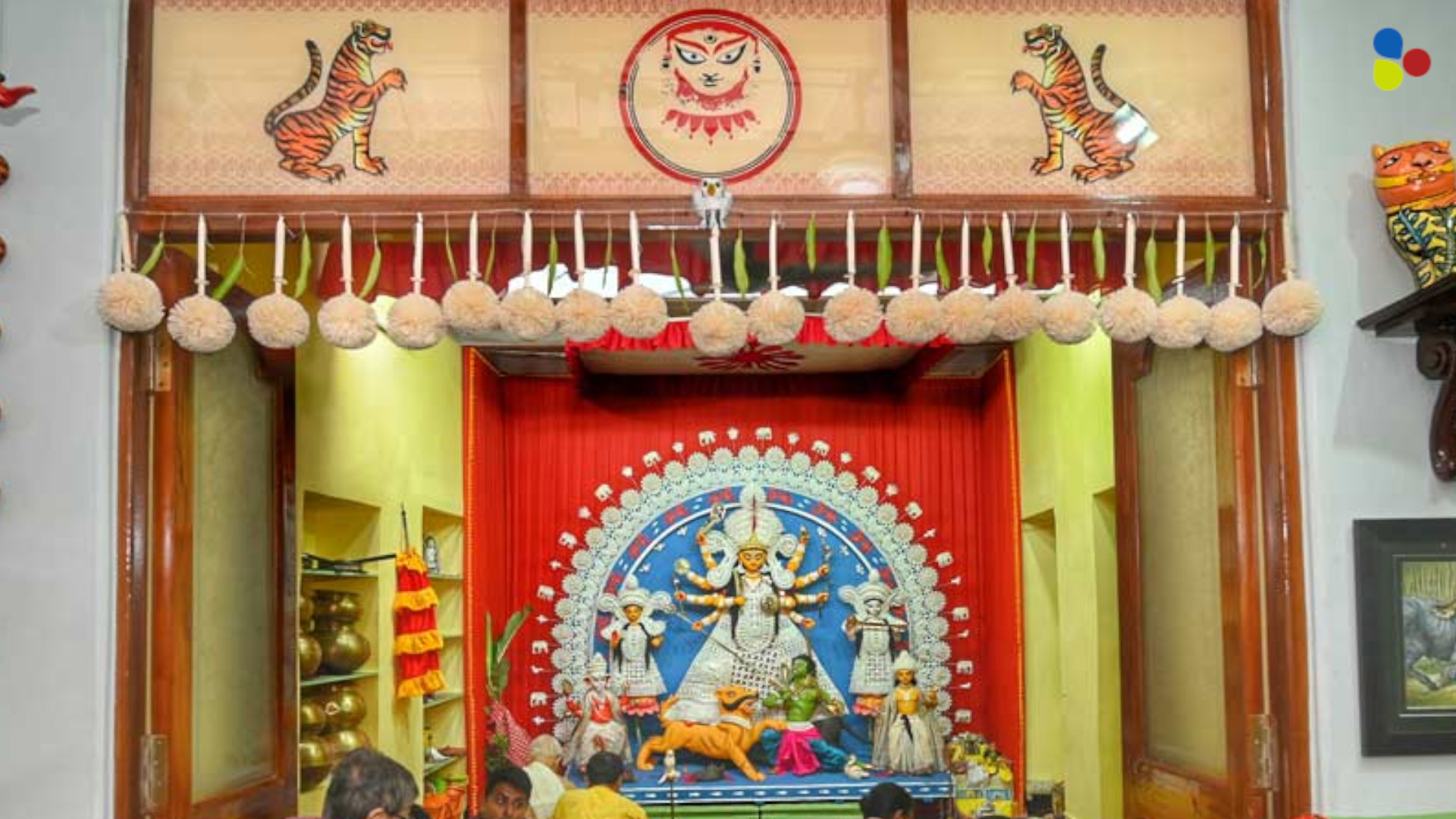 সিংহ নয়, কেন উত্তর কলকাতার এই পুজোয় দুর্গা ব্যাঘ্রবাহিনী?