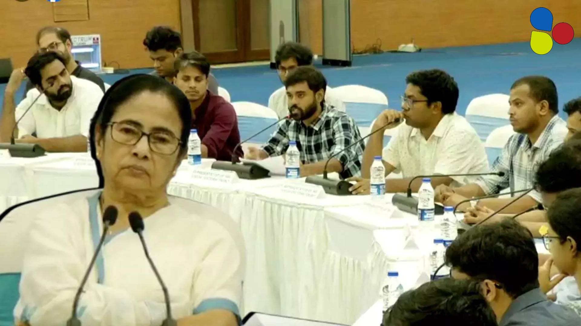 জুনিয়র ডাক্তারদের সঙ্গে দু'ঘণ্টার বৈঠক মুখ্যমন্ত্রীর, অম্লমধুর কথাবার্তায় অনশন উঠবে?