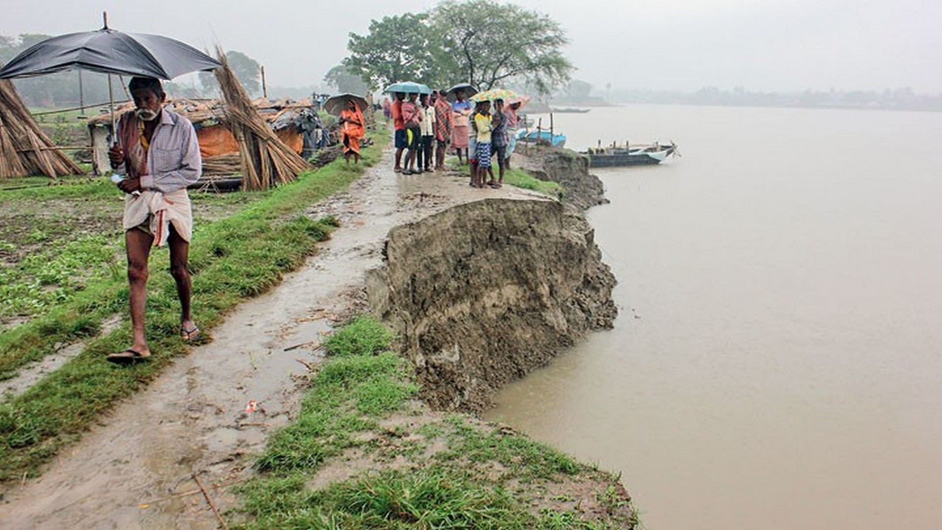 পাড় ভেঙে দুর্দশায় লাখো মানুষ! গঙ্গা ভাঙন রোখার কোটি কোটি টাকা যাচ্ছে কোথায়?