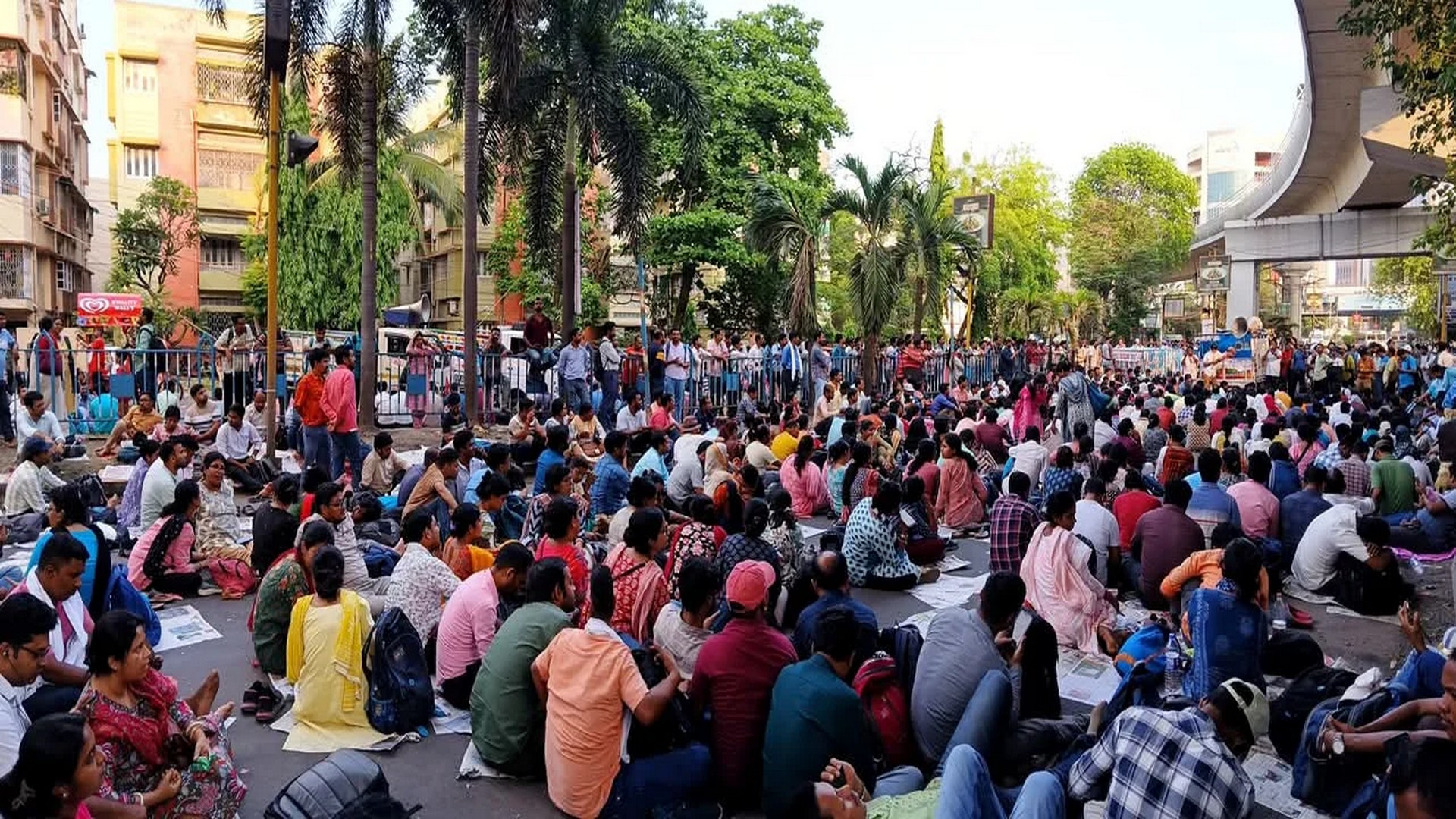 কী কী দাবিতে রাতভর অবস্থান এসএসসি শিক্ষকদের? সদুত্তর দেবে শিক্ষা দফতর?