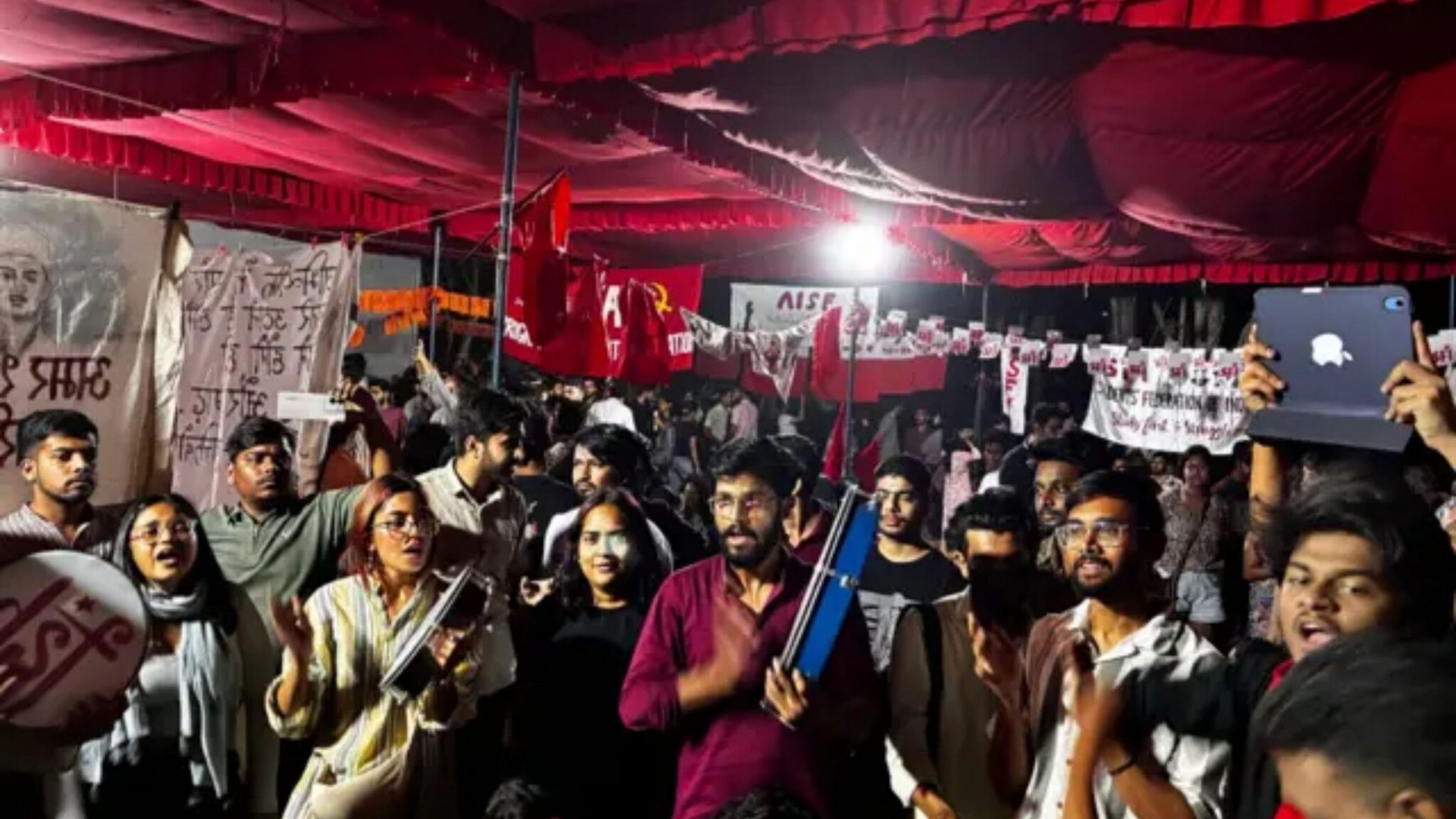 ১০ বছরের খরা কাটিয়ে দাপট এবিভিপির! জেএনইউ দখলে রেখেও কেন চিন্তায় বামেরা?