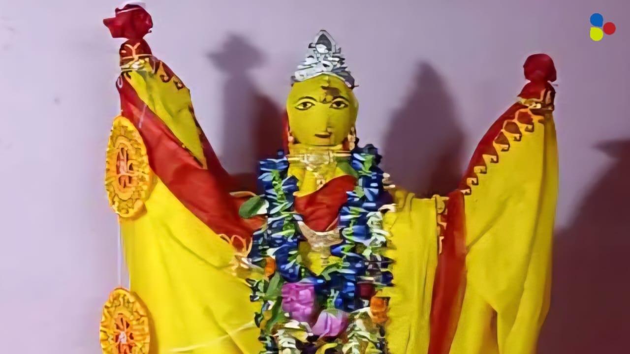 দশভুজা নয়, ঠুঁটি দেবী! এই আশ্চর্য দুর্গার রহস্য আজও গা ছমছমে