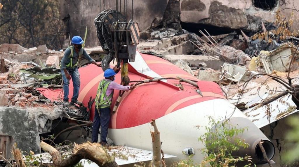 Air India crash report: দুটি ইঞ্জিন-ই বন্ধ! এয়ার ইন্ডিয়ার বিমান দুর্ঘটনার তদন্তে উঠে এল যে তথ্য