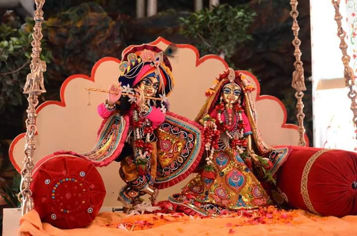 রাধা-কৃষ্ণকে দোলনায় বসানোর রীতি শুরু হয়েছিল কীভাবে?